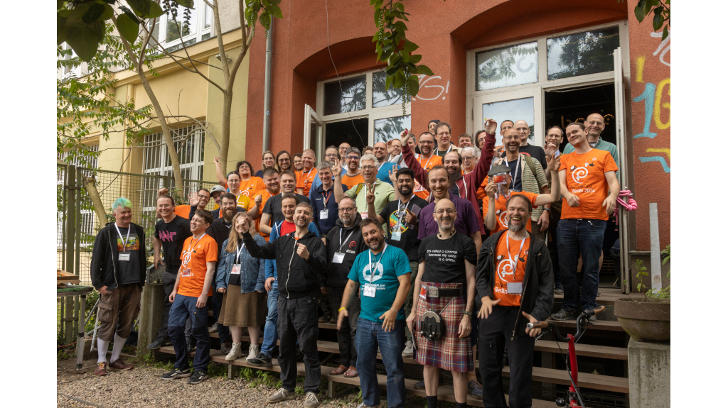 Gruppfoto från MiniDebConf i Berlin 2024